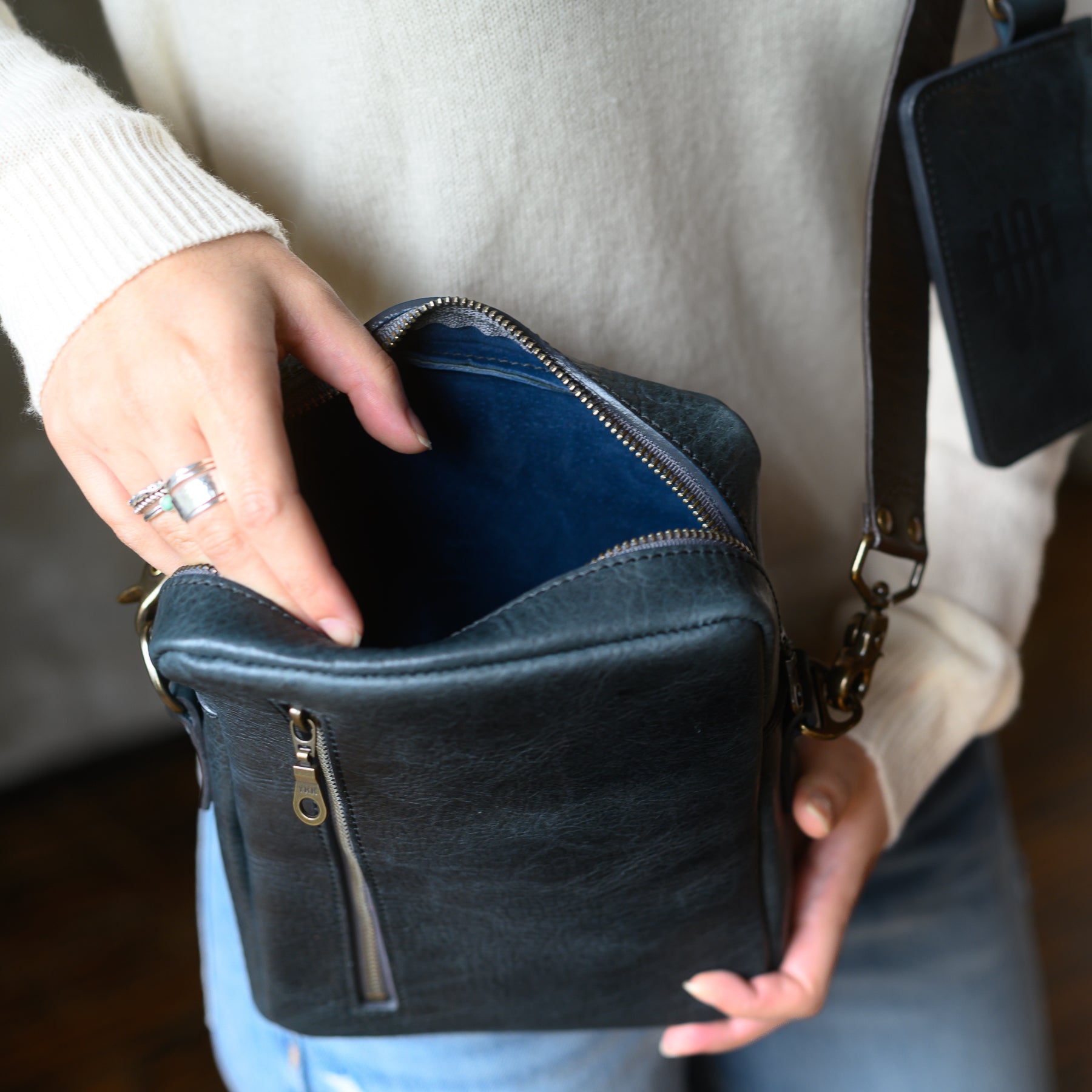 Mitney | Indigo Bison