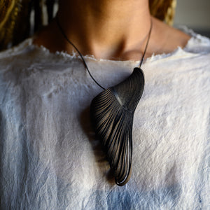 Little Stirrup Necklace | Black