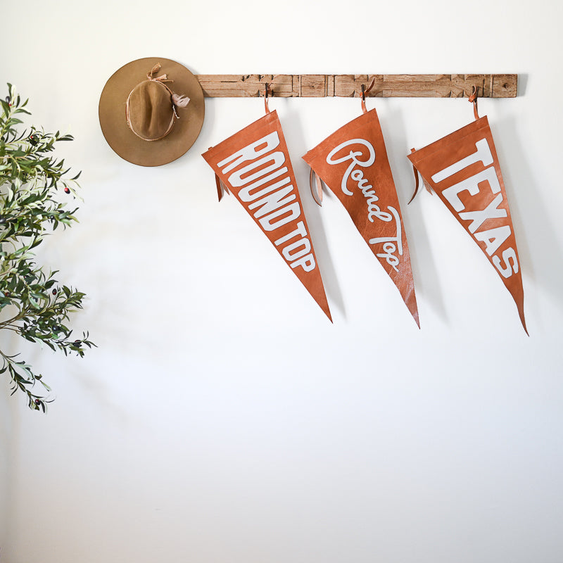 Round Top Cursive Pennant | Everest Cuoio